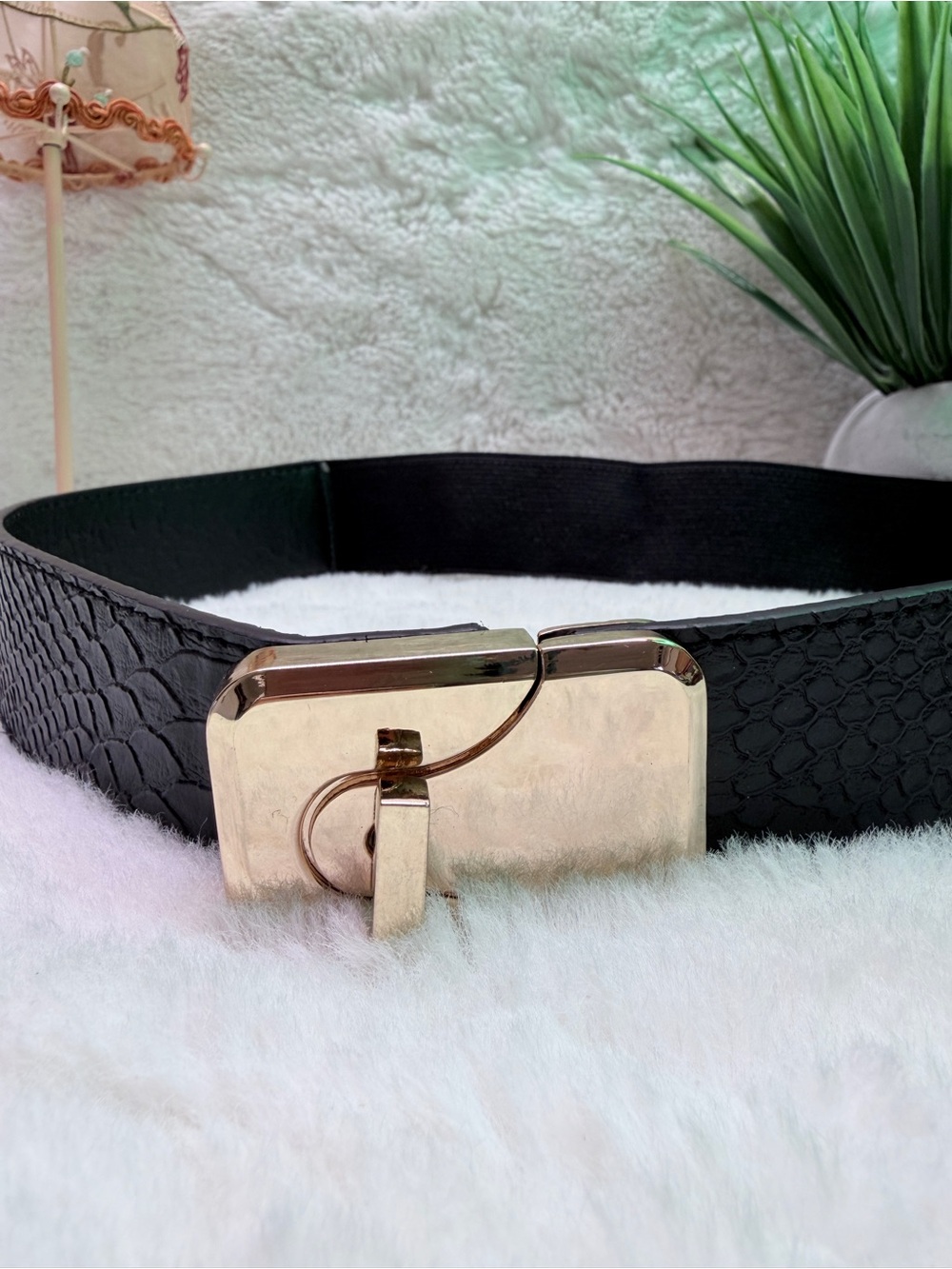 Twist Gold Buckle Ladies Black Stretchable Fitted Waist Crocodile Print Belt 🐊 - Picture 2 of 5